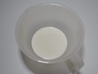 1、卡通立体可妮兔牛奶米糕,牛奶倒入容器。