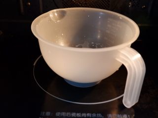 2、卡通立体可妮兔牛奶米糕,放入微波炉中火30秒。加热至温热就可以。就是30度左右。