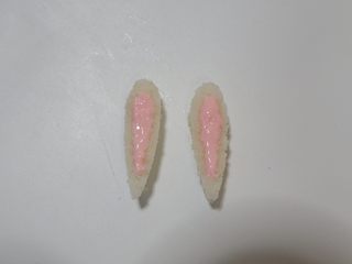 16、卡通立体可妮兔牛奶米糕,在用巧克力或者果酱，画出耳朵芯