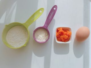 1、#宝宝辅食#南瓜磨牙棒 10M+,准备好所有食材