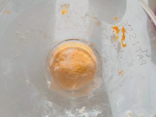 5、#宝宝辅食#南瓜磨牙棒 10M+,搅成絮状后，揉捏成团；