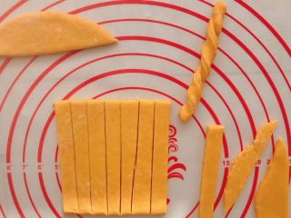 8、#宝宝辅食#南瓜磨牙棒 10M+,切成长条（10cm 7cm）都可以