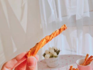 12、#宝宝辅食#南瓜磨牙棒 10M+,预热好后，放入饼干，170度烘烤20分钟左右。