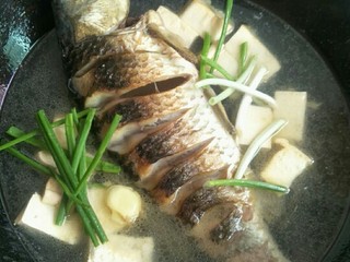 3、简手鲫鱼豆腐汤,放入葱段(个人喜欢煮久一点汤有葱味，也可以水煮开再放葱段)