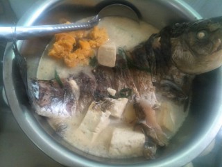 6、简手鲫鱼豆腐汤,起锅。(瓷碗被我打破了，就这个将就着看吧哈哈哈)