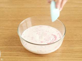 3、12m+草莓小方,倒入牛奶和糖,搅拌均匀~