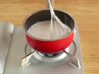 5、12m+草莓小方,搅拌至上图这种糊状就可以出锅了~