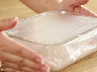 9、12m+草莓小方,平整表面,然后盖上保鲜膜,静置两个小时,也可以放冰箱冷藏半小时~