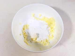 2、猕猴桃造型饼干,黄油切块软化，搅打散开或用刮刀轻轻按压开，加入糖粉。