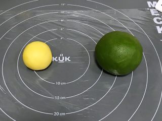 8、猕猴桃造型饼干,预留一个60克小面团，剩下的面团加入抹茶粉揉匀，松弛10～15分钟。