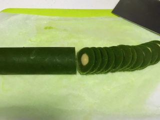 12、猕猴桃造型饼干,入冰箱冷冻1小时，然后切0.5厘米的薄片。（大概切了35块）