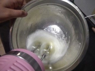 5、6寸烟囱戚风蛋糕,开始打发蛋清，滴几滴柠檬汁或者白醋，先打散，再加入三分之一白糖，继续低速打发