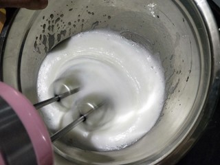 6、6寸烟囱戚风蛋糕,加入第二次白糖，继续打发