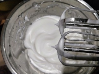 7、6寸烟囱戚风蛋糕,加第三次白糖，打发到提起打蛋器，有小直尖