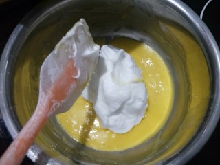 8、6寸烟囱戚风蛋糕,用硅胶刮刀取三分一蛋清，加入蛋黄糊里面翻拌或者切拌均匀，不要画圈搅拌，以防消泡，动作要快而轻柔。