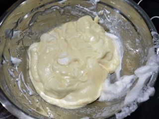 9、6寸烟囱戚风蛋糕,再取三分一加入蛋黄糊里，翻拌均匀以后。把它们反过来都倒入蛋清里面，翻拌均匀。有香草精加几滴，没有就不加。