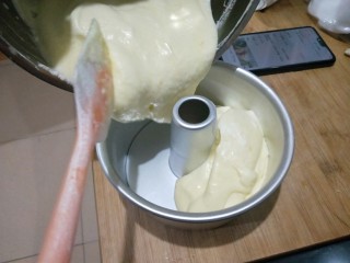 10、6寸烟囱戚风蛋糕,然后把面糊倒进模具里面，模具要是干的。