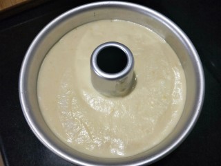 11、6寸烟囱戚风蛋糕,端起来落下，轻摔几下，震平面糊，也震出大气泡