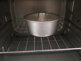 12、6寸烟囱戚风蛋糕,放烤箱中层，上下火，150度，烤40分钟。