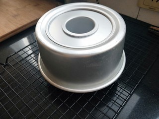 13、6寸烟囱戚风蛋糕,烤好后，取出立刻倒扣在晾架上。
