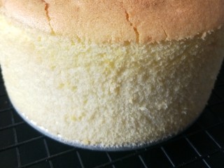 14、6寸烟囱戚风蛋糕,晾凉，脱模