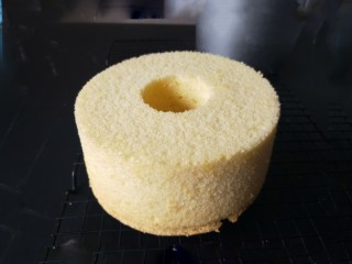 15、6寸烟囱戚风蛋糕,成品图