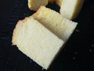 16、6寸烟囱戚风蛋糕,切开，组织松软。