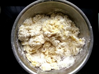 2、炸麻花,加入180克温水，搅拌成棉絮状