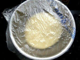 4、炸麻花,盖上保鲜膜，放置半个小时