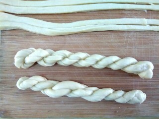 9、炸麻花,两端放一起，自然形成麻花状