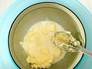 1、酸奶芝士蛋糕,奶油奶酪放在碗中，加入牛奶，隔热水融化