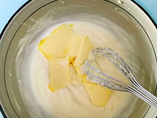 2、酸奶芝士蛋糕,奶油奶酪融化至无颗粒且顺滑时加入黄油融化，搅拌均匀