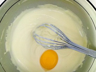 3、酸奶芝士蛋糕,把热水盆撤走，三个蛋黄分次加入，没加一个都要搅拌均匀，