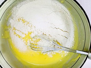 4、酸奶芝士蛋糕,加入酸奶搅拌均匀，筛入低筋面粉，Z字形搅拌均匀