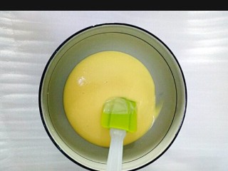 5、酸奶芝士蛋糕,搅拌好的蛋黄糊很细腻