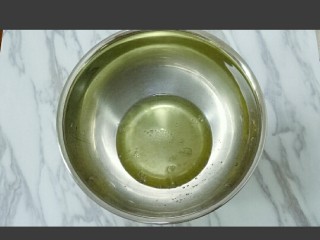 6、酸奶芝士蛋糕,蛋白中加入柠檬汁