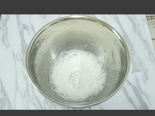 7、酸奶芝士蛋糕,打蛋器打出鱼眼泡加入三分之一白砂糖