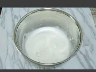 8、酸奶芝士蛋糕,继续打至细腻泡加入三分之一白砂糖