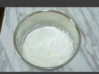 9、酸奶芝士蛋糕,继续打发至稍有纹路加入剩余的白砂糖