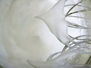 10、酸奶芝士蛋糕,继续打发至湿性发泡，即提起打蛋器，有软软的弯勾即可