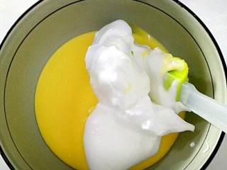 11、酸奶芝士蛋糕,取三分之一放入蛋黄糊中，翻拌均匀