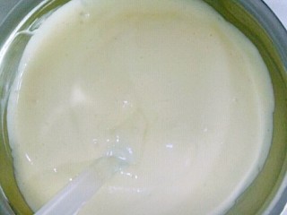 12、酸奶芝士蛋糕,翻拌好的蛋黄糊在全部倒入蛋白中，翻拌均匀，烤箱150度6分钟预热，烤盘加水放在倒数第一层，烤网放在倒数第二层