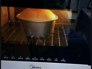 13、酸奶芝士蛋糕,搅拌好的蛋糕糊倒入6寸模具中（模具四周涂上黄油，底部垫层油纸）轻震出气泡，烤箱150度10分钟，130度40分钟，烤好后焖半个小时