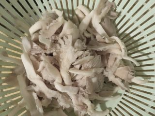 1、蘑菇蛋花汤,蘑菇撕小块洗净挤干水分备用
