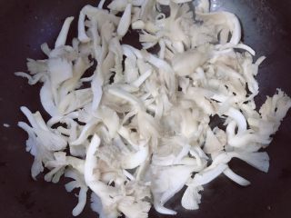 6、蘑菇蛋花汤,倒入蘑菇