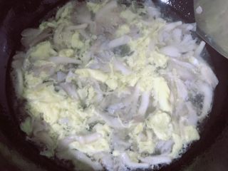 11、蘑菇蛋花汤,蛋液凝固后用锅铲搅拌成蛋花