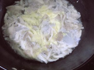 10、蘑菇蛋花汤,倒入蛋液