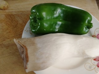 1、青椒炒杏鲍菇,食材清水洗干净。