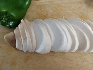 2、青椒炒杏鲍菇,杏鲍菇相貌平平，确有着杏仁的香味及如鲍鱼的口感。