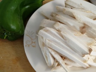 3、青椒炒杏鲍菇,先切厚片，再切条。